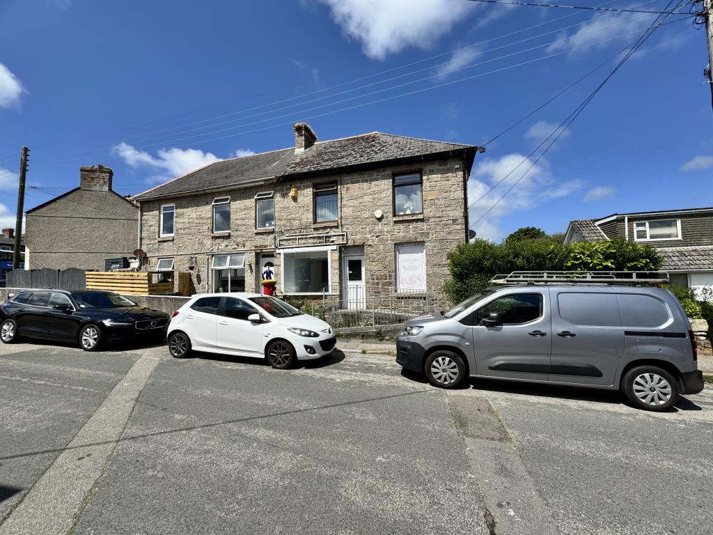 Lot: 40 - SHOP WITH FLAT ABOVE - Front of the property